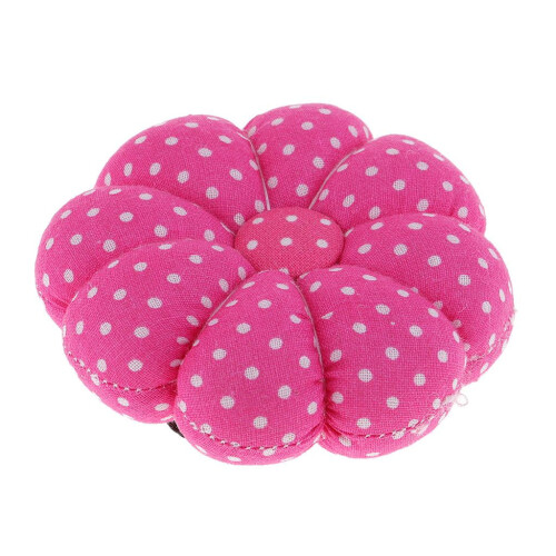 Almofada de alfinetes em formato de abóbora com bolinhas e alça elástica para o pulso. Rosa.