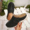 Sapatos pretos femininos sem cadarço com biqueira acolchoada e sola grossa. 2