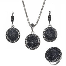 Zwarte sieradenset met hanger met drusy-strasssteentjes.