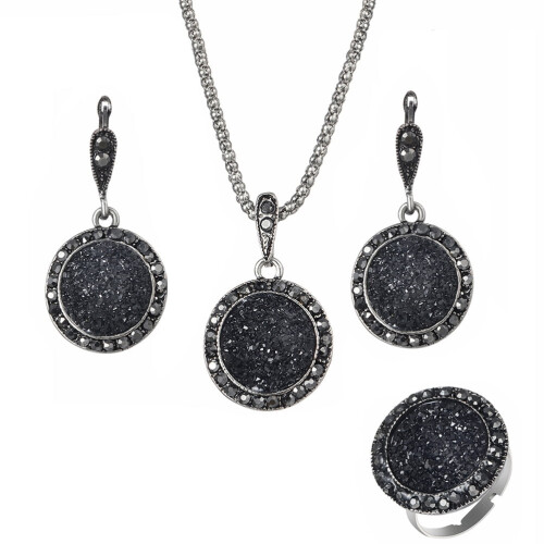 Conjunto de joias pretas com colar com pingente de drusa e strass.