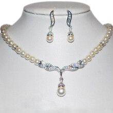 Dames sieradenset met engelenvleugels en een ketting van imitatieparels