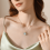 Collier à chaîne dorée avec pendentif carré œil-de-chat 2