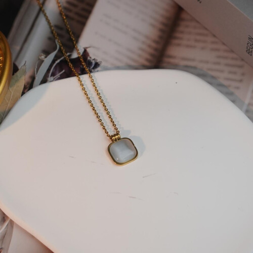 Collier à chaîne dorée avec pendentif carré œil-de-chat 2