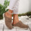 Sapatos femininos marrons confortáveis com biqueira acolchoada e sola grossa. 8