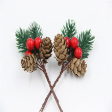 Set di decorazioni natalizie per albero di Natale con rami di aghi di pino.