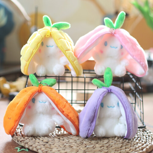 Coelho de pelúcia kawaii com cenoura e morango. 1