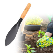 Pelle de jardin pour déterrer les légumes sauvages et l'ail -