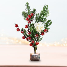 Mini sapin de Noël décoré de baies et de fleurs