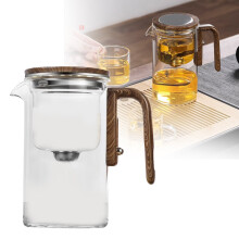 Bule de vidro com cabo de madeira e infusor.