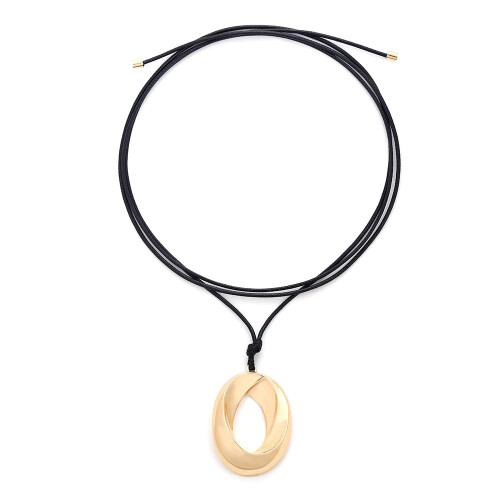 Colar vintage com pingente oval de metal vazado.