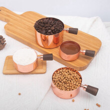 Ensemble de tasses et cuillères à mesurer à manche en bois