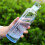 Garrafa de água transparente com tampa, 750ml, graduada e resistente a quebras. 6