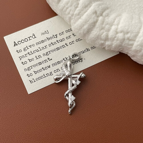 Collana con ciondolo a croce e serpente in argento sterling 925 1