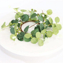 Couronne de Pâques avec bougies piliers et verdure artificielle
