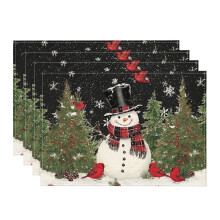 Set di 4 tovagliette natalizie con pupazzi di neve, uccelli e alberi.