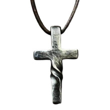 Pendentif croix torsadée en alliage sur corde en cuir
