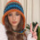 Gorro feminino de crochê com pompom e arco-íris. 8
