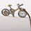 Dunkelbraune, dekorative Taschenuhr mit detailliertem Design 2