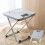 Tabouret de camping gris, pliable, 25 cm, léger, supporte jusqu'à 90 kg. 1