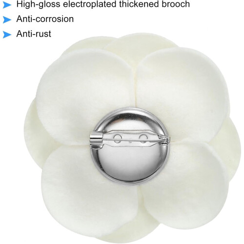 Broche de tecido com flor artificial bege em formato de camélia. 2