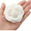 Broche de tecido com flor artificial bege em formato de camélia. 4
