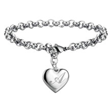 Armband met hartvormige bedeltjes van roestvrij staal en alfabetletters.