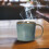 Caneca de café de cerâmica com esmalte degradê e alça ergonômica. 5