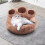 Rustgevend donutvormig hondenbed, middelgroot, wasbaar, antislip, imitatieleer 4