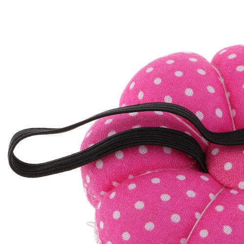 Almofada de alfinetes em formato de abóbora com bolinhas e alça elástica para o pulso. Rosa. 2