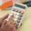 Calculadora básica com visor LCD de 8 dígitos bege 2