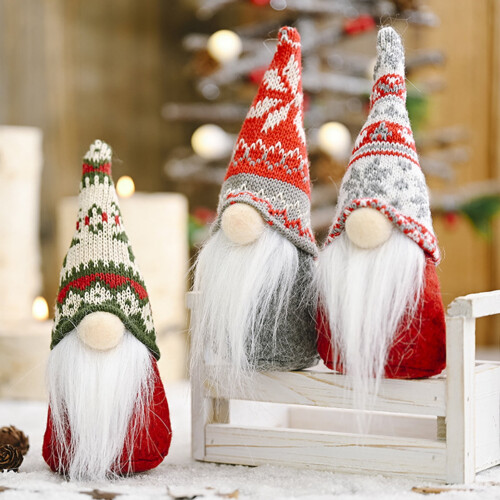 Weihnachtswichtel-Plüschtier mit gestrickter Schneeflockenmütze 2