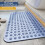 Tapis de bain antidérapant avec ventouses et trous d'évacuation 48 x 48 cm 8