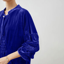 Camicetta da donna in velluto a maniche lunghe con scollo a V.