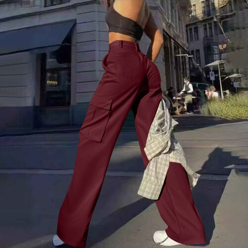 Calça cargo feminina de perna reta e elástica com bolsos de botão. 2