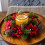 Tischkerzen mit Nadeln und rotem Fruchtdesign 4