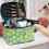 Bolsa de cosméticos com alça superior e compartimentos para pincéis de beleza. 5