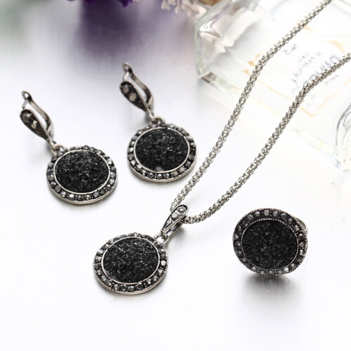 Conjunto de joias pretas com colar com pingente de drusa e strass. 2