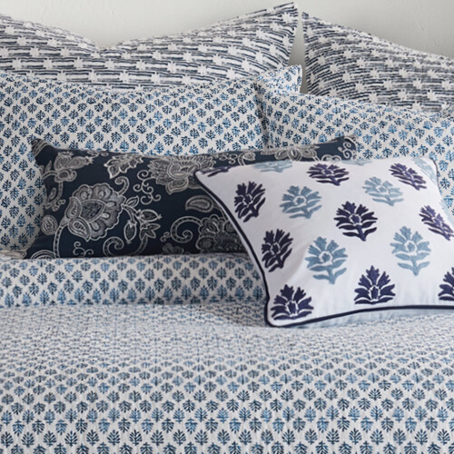 Διακοσμητικό μαξιλάρι Levtex Home Aditya με λουλούδια, μπλε σκούρο 1