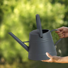 Plastová konev na zalévání s dlouhým výtokem 3,8 l