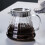 Cafetera de vidrio gris a rayas con tapa de madera. 1