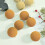 Boules de Noël en velours jaune 6 cm (lot de 6) 2