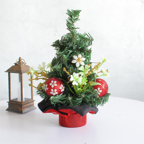 Christmas tree decoration with pine needles and red fruit 2