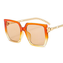 (C2 Gradient Orange Frame Champagne Lens) Occhiali da sole artistici color block da donna – Occhiali senza prescrizione con catena decorativa 9428