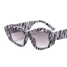 (C7 Zebra Print Frame with Double Gray Lenses) Unisex-Sonnenbrille mit geometrischem Kantenmuster, kleinem Rahmen, personalisierbar, Plano-Brille M324
