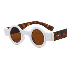 (C6 White Frame with Leopard Print Temples and Brown Lens) Punk-Retro-Sonnenbrille JH922 – Unisex-PC-Gestell in farbenfroher, trendiger Runway-Optik