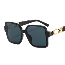 (C1 Black Frame with Gray Lenses) Occhiali da sole quadrati vintage con dettaglio lucchetto e catena, occhiali retrò unisex, stile di tendenza INS