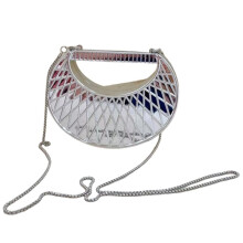 Akrilisk Halvmåne Crossbody-Väska, Hål Galler Clutch med Kedjesnodd, Silver