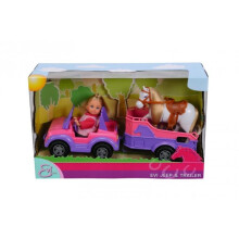 Evi i en jeep med en hest på en trailer