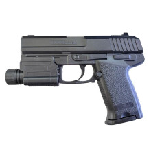 En pistol med laser til plastikkugler