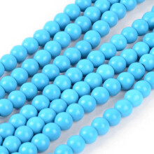 1 tira de cuentas redondas de turquesa sintética teñidas en azul cielo profundo. Agujero de 6 mm: 1 mm. Aproximadamente 67 piezas/tira de 15,75